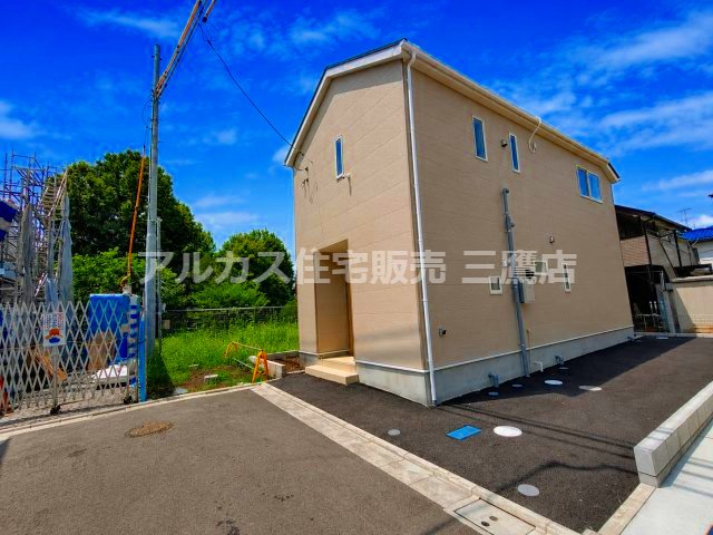 調布市富士見町3丁目 京王線 西調布駅 新築戸建の駐車場|アスファルト舗装された平坦な駐車スペースと前面道路で車の出し入れがスムーズに行えます。