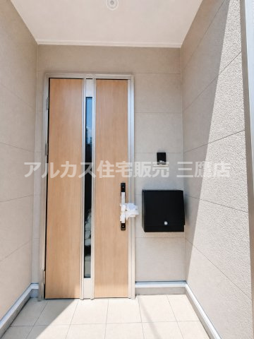 調布市富士見町3丁目 京王線 西調布駅 新築戸建の玄関|落ち着いた木目調の玄関扉が住まいの顔として優しく迎えます。