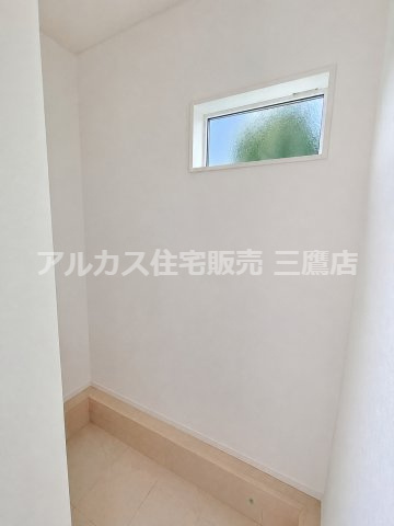 調布市富士見町3丁目 京王線 西調布駅 新築戸建の収納|小窓を備えた土間収納は換気にも配慮され荷物の整理に重宝します。