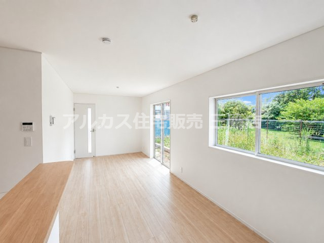 調布市富士見町3丁目 京王線 西調布駅 新築戸建の居間・リビング|2面に窓を配した開放的なLDKは家具配置のしやすいシンプルな形状です。