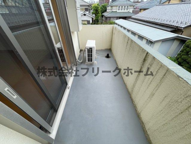 三鷹市上連雀１丁目のアパートのバルコニー