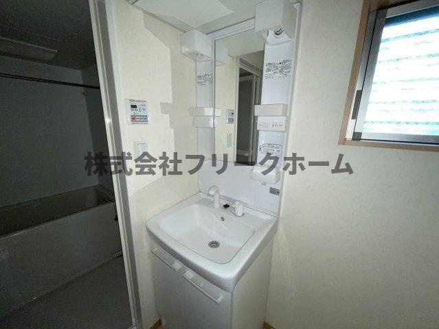 三鷹市上連雀１丁目のアパートの独立洗面台