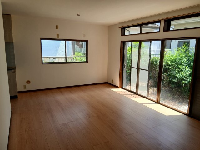 寄居町富田　貸家の居間・リビング