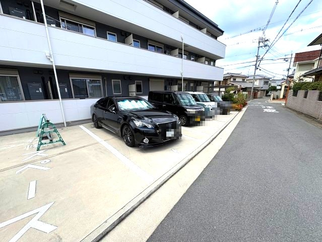 ステラウッド古室の駐車場