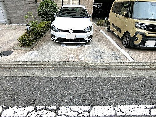 サーパス倉敷鶴形の駐車場|敷地内平面駐車場　※2026年6月撮影