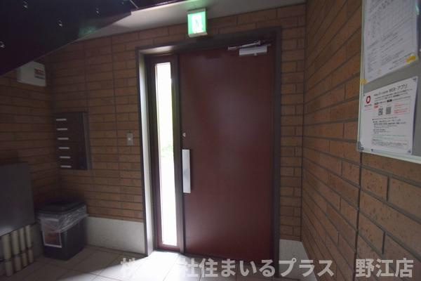 メイト城北Ａ棟のエントランス