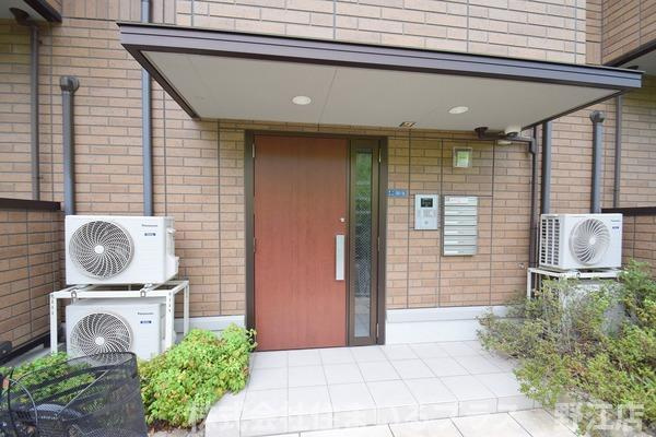メイト城北Ａ棟のエントランス