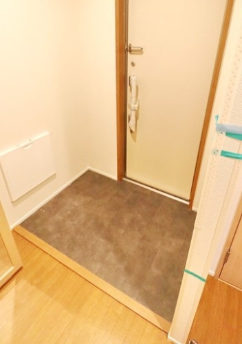 座間市南栗原３丁目のアパートの玄関