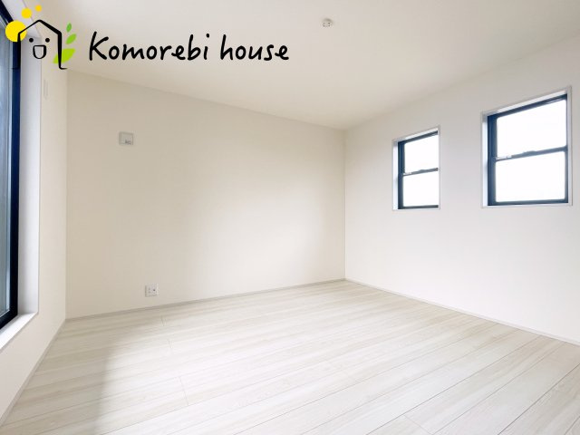 上尾市平方　2期　新築一戸建て　リーブルガーデン　02の寝室|広くて明るい寝室