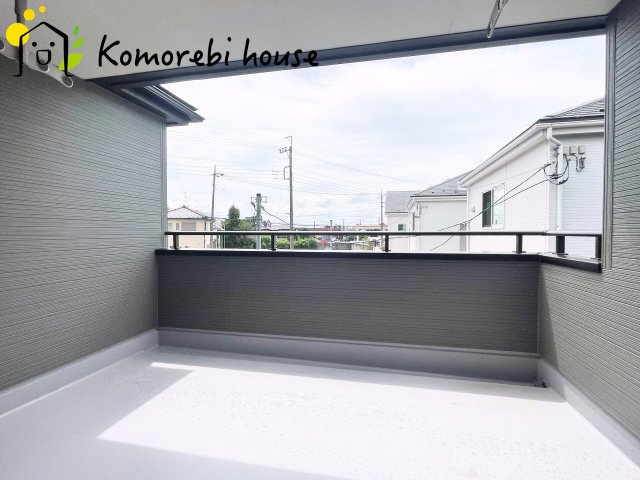 上尾市平方　2期　新築一戸建て　リーブルガーデン　02のバルコニー|暖かな日差しのふりそそぐバルコニー