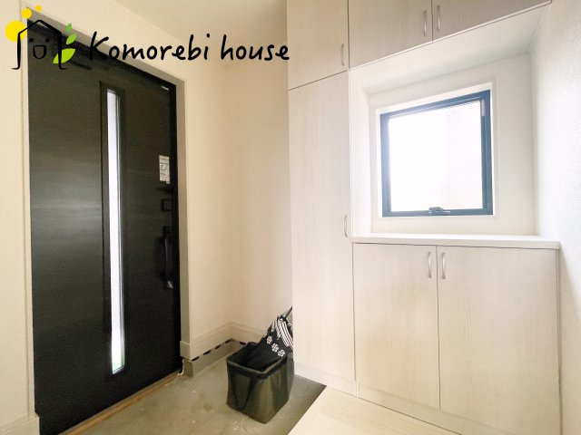 上尾市平方　2期　新築一戸建て　リーブルガーデン　02の玄関|ゆったりとした玄関です