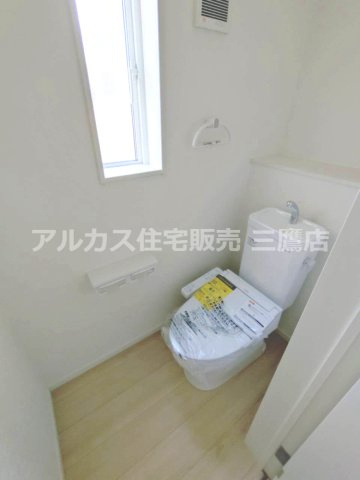 調布市富士見町3丁目 京王線 西調布駅 新築戸建のトイレ|小窓と手洗い付き便器を備えたトイレ。白と淡い木目でまとめられています。
