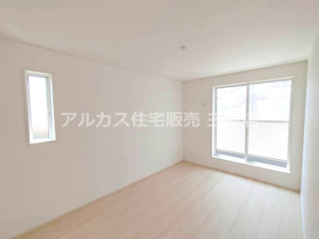 調布市富士見町3丁目 京王線 西調布駅 新築戸建の洋室|大きな窓と縦長窓を備えた洋室。白を基調とした内装と淡い木目の床で統一されています。