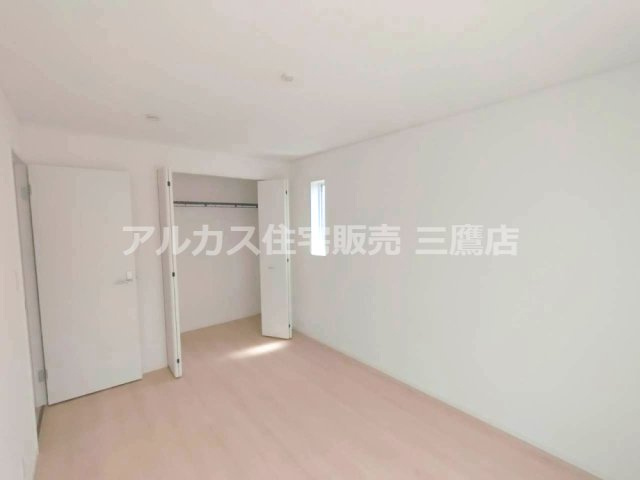 調布市富士見町3丁目 京王線 西調布駅 新築戸建|ハンガーパイプ付きのクローゼットを備えた洋室。衣類をすっきり収納できます。