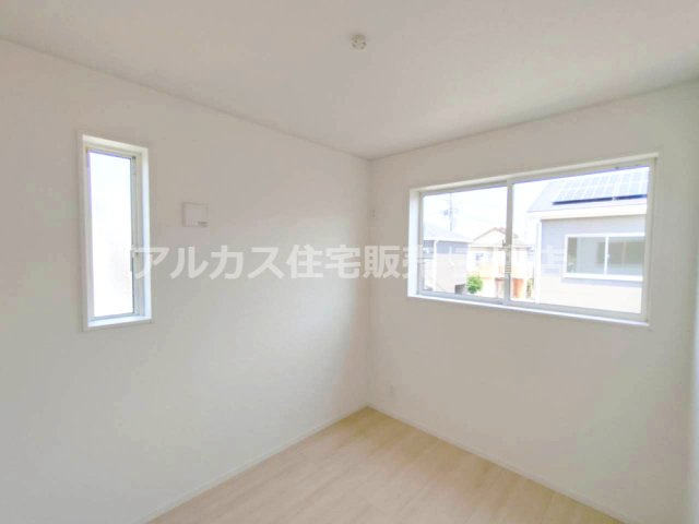 調布市富士見町3丁目 京王線 西調布駅 新築戸建の洋室|横長窓と縦長窓を備えた洋室。白い壁と淡い木目の床が清潔感を演出します。