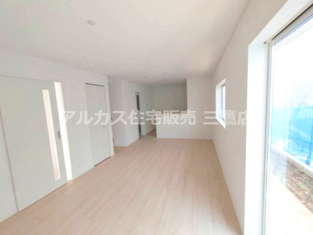 調布市富士見町3丁目 京王線 西調布駅 新築戸建の居間・リビング|キッチンカウンターへつながるリビング。窓を備え、家具配置を考えやすい空間です。