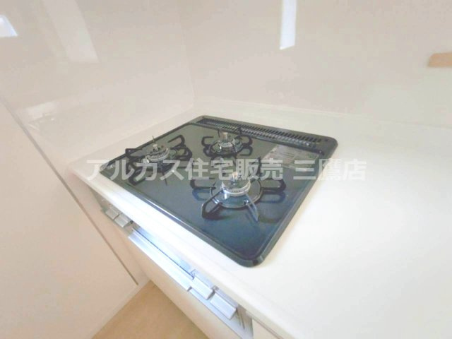 調布市富士見町3丁目 京王線 西調布駅 新築戸建のキッチン|3口コンロを備え、複数の調理を同時に進めやすいキッチン設備です。