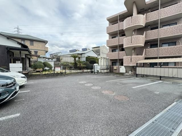 コンフォート荻素の駐車場