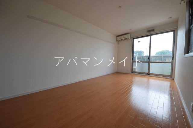 【居間・リビング】 | リバーサイドイズミ | ゆったり過ごせる居間です