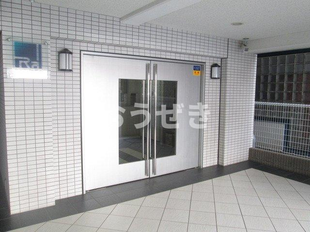 ラ・シード東神奈川駅前のエントランス