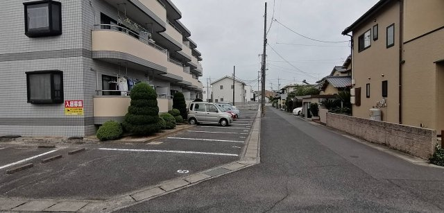 レジデンス平福の駐車場