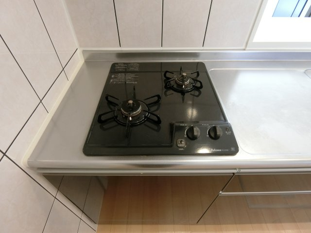 ユニヴァリィ　コンフォートのキッチン|イメージ写真105号室（反転あり）