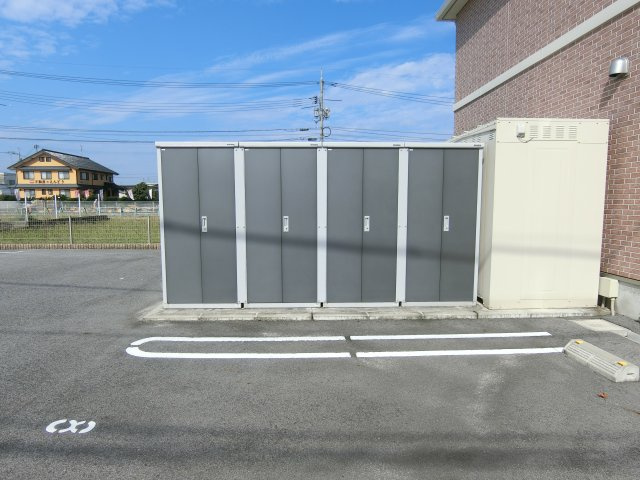 ユニヴァリィ　コンフォートの駐車場