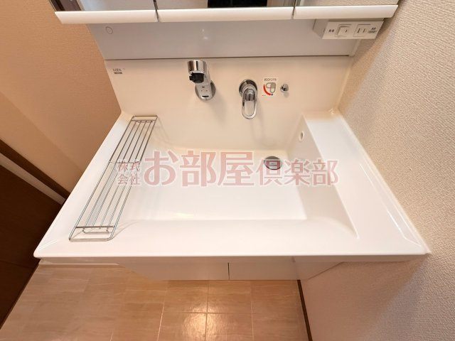 ビエント A棟の洗面所|ゆったりとスペースのある洗面所