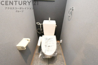 温水洗浄便座付トイレは温水洗浄機能により、暖かい水でおしりを洗浄することができ、冷たい水を使う従来の便座に比べ、温水洗浄機能で暖かいトイレを提供し、快適な使用を可能にします。
