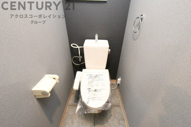 温水洗浄便座付トイレは温水洗浄機能により、暖かい水でおしりを洗浄することができ、冷たい水を使う従来の便座に比べ、温水洗浄機能で暖かいトイレを提供し、快適な使用を可能にします。
