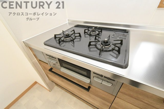 多数の調理器具を同時に使用でき、料理の効率化が可能。省エネで節約になり、様々な料理スタイルに適応できます。また、火力調整が独立しており、手入れや掃除もしやすく、今よりもっとお料理が楽しくなるかも。
