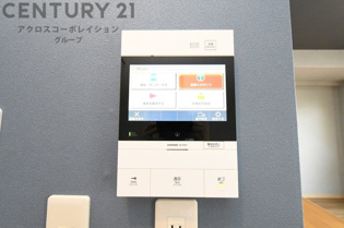 訪問者が来たときにテレビ画面で確認できるため、安心してドアを開けられます。録画機能があるものもあり、留守中に来訪者を記録しておくことができます。利便性が高く、セキュリティ面でも安心です。
