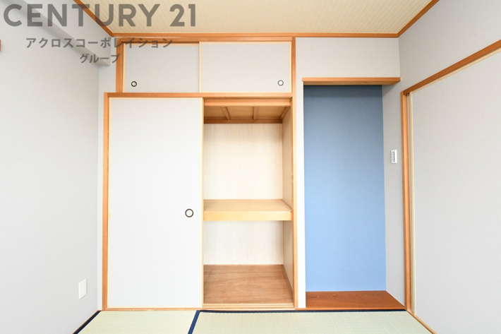 押入れは季節の衣類、寝具などを収納できます。伝統的な美しさと実用性が融合し、収納物を保護する調湿・換気効果があります。使い方によっては書類や小物なども効果的に整理でき空間を有効活用できます。
