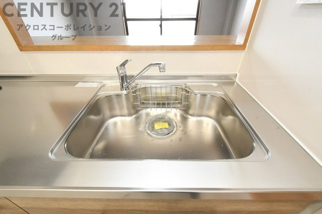 大きなシンクでお鍋などの大きな調理器具を洗う際にも便利です。
