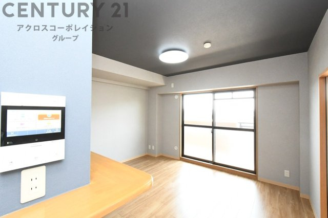 南向きの居間リビングは、豊かな自然光が差し込み一日中明るく快適。開放感と温もりに包まれる心地よい空間です。
