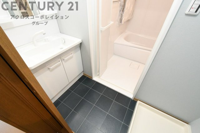 衣服の収納や脱ぎ着や整理整頓がしやすく、湿った衣類を乾燥させるスペースがありカビや臭いの発生を防ぎます。床の汚れを他の部屋に持ち込まず清潔を保つことができます。また快適な入浴環境の整備にも役立ちます。