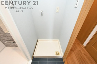 洗濯物の仕分け作業がしやすく、整理整頓が容易になります。洗濯音や湿気を他の部屋に持ち込まず、生活環境を快適に保ちます。上部を活用すれば収納スペースを確保でき洗剤や洗濯用品の整理もしやすくなります。
