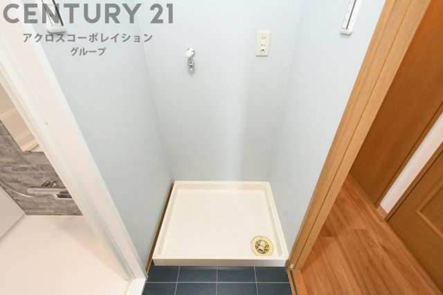 洗濯物の仕分け作業がしやすく、整理整頓が容易になります。洗濯音や湿気を他の部屋に持ち込まず、生活環境を快適に保ちます。上部を活用すれば収納スペースを確保でき洗剤や洗濯用品の整理もしやすくなります。
