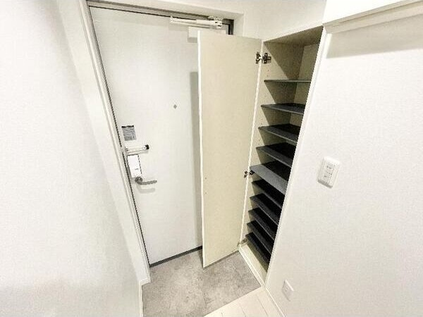 シャンテ六番町(シャンテロクバンチョウ)の玄関
