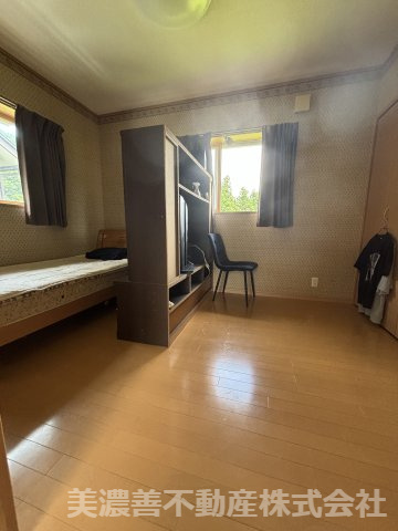 ６７３１８　郡上市大和町剣中古戸建の洋室