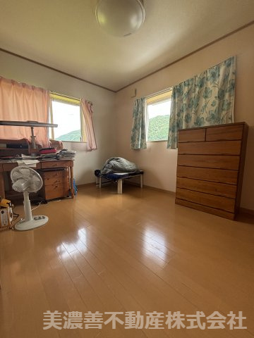 ６７３１８　郡上市大和町剣中古戸建の洋室