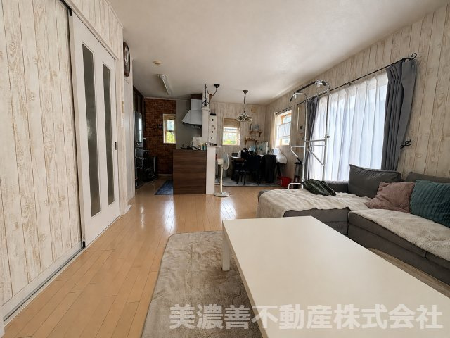 ６７３１８　郡上市大和町剣中古戸建の居間・リビング