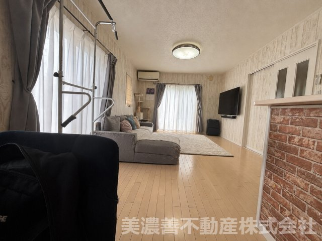 ６７３１８　郡上市大和町剣中古戸建の居間・リビング