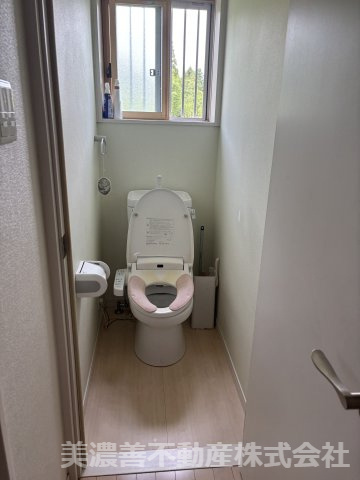 ６７３１８　郡上市大和町剣中古戸建のトイレ