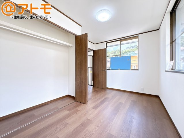 【子供部屋】 | 三島市富士見台　中古一戸建て | 収納豊富な洋室は使い勝手良好です！