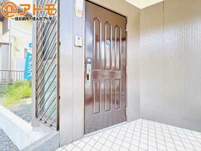 【玄関】 | 三島市富士見台　中古一戸建て | 落ち着いた色合いの玄関はダブルロックで防犯性に優れた仕様になっています♪
