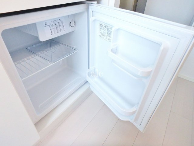 ハーモニーテラス大山西町の収納|キッチン下にはミニ冷蔵庫。取り外し可能ですのでロフト部にお持ちよりいただく方もいらっしゃいます。
