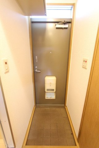 春日井市勝川町４丁目のアパートの玄関