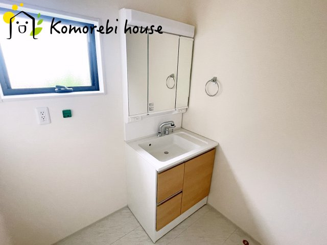 上尾市平方　2期　新築一戸建て　リーブルガーデン　03の独立洗面台|朝の身支度には欠かせない独立洗面化粧台