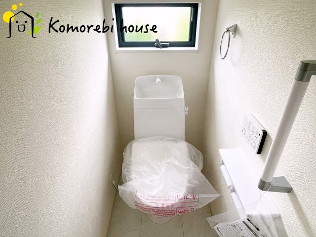 上尾市平方　2期　新築一戸建て　リーブルガーデン　03のトイレ|落ち着いた色調のトイレです